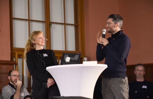 Alexander Eckardt (Oberschule am Weißeplatz) berichtete im Gespräch mit Moderatorin Doreen Andriefski (MPZ-Leipzig) über KI im Englischunterricht